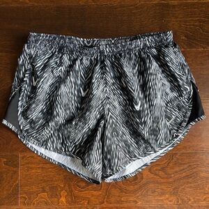 Nike Black & White Athletic Workout Shorts Size Medium